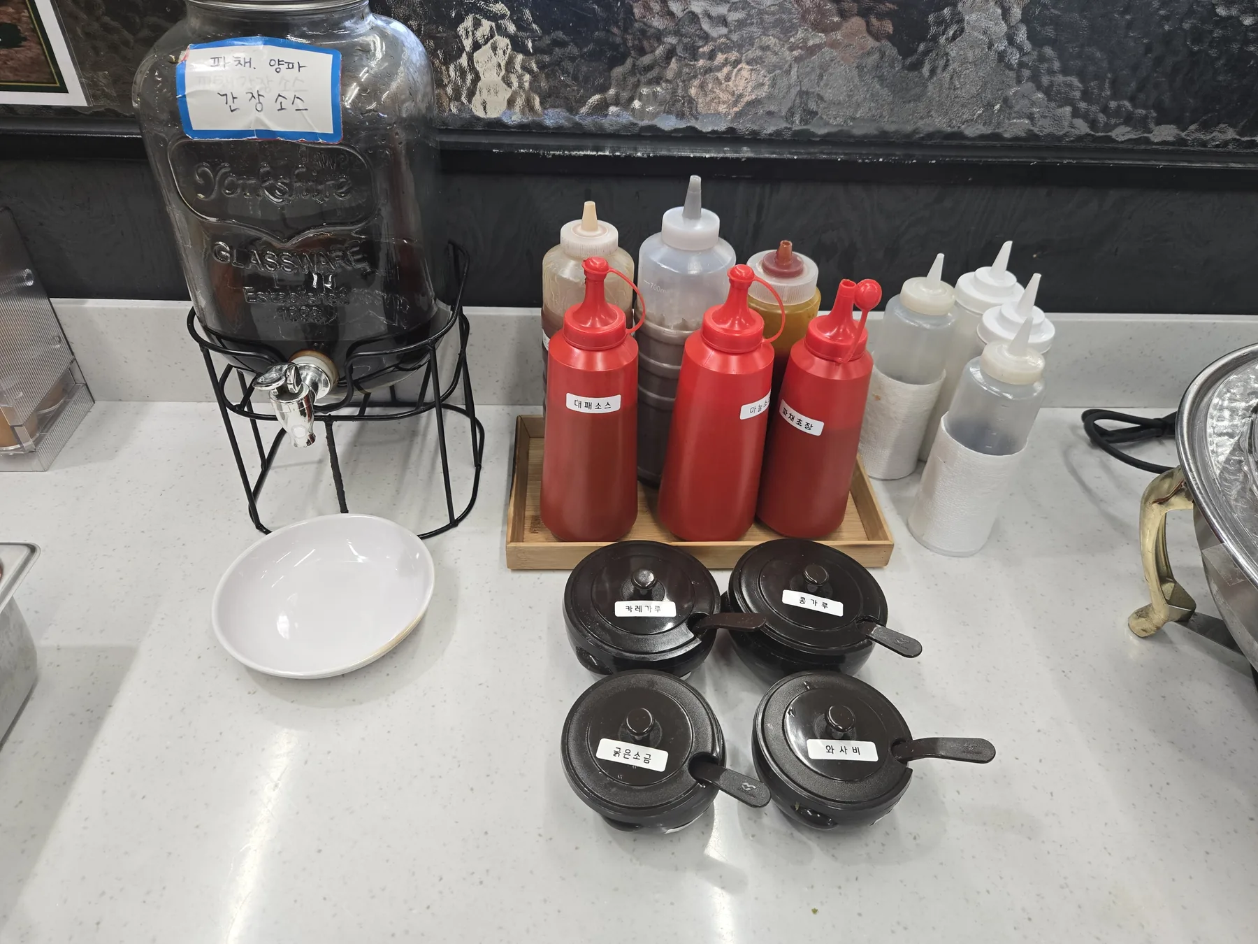 소스와 조미료가 준비된 테이블